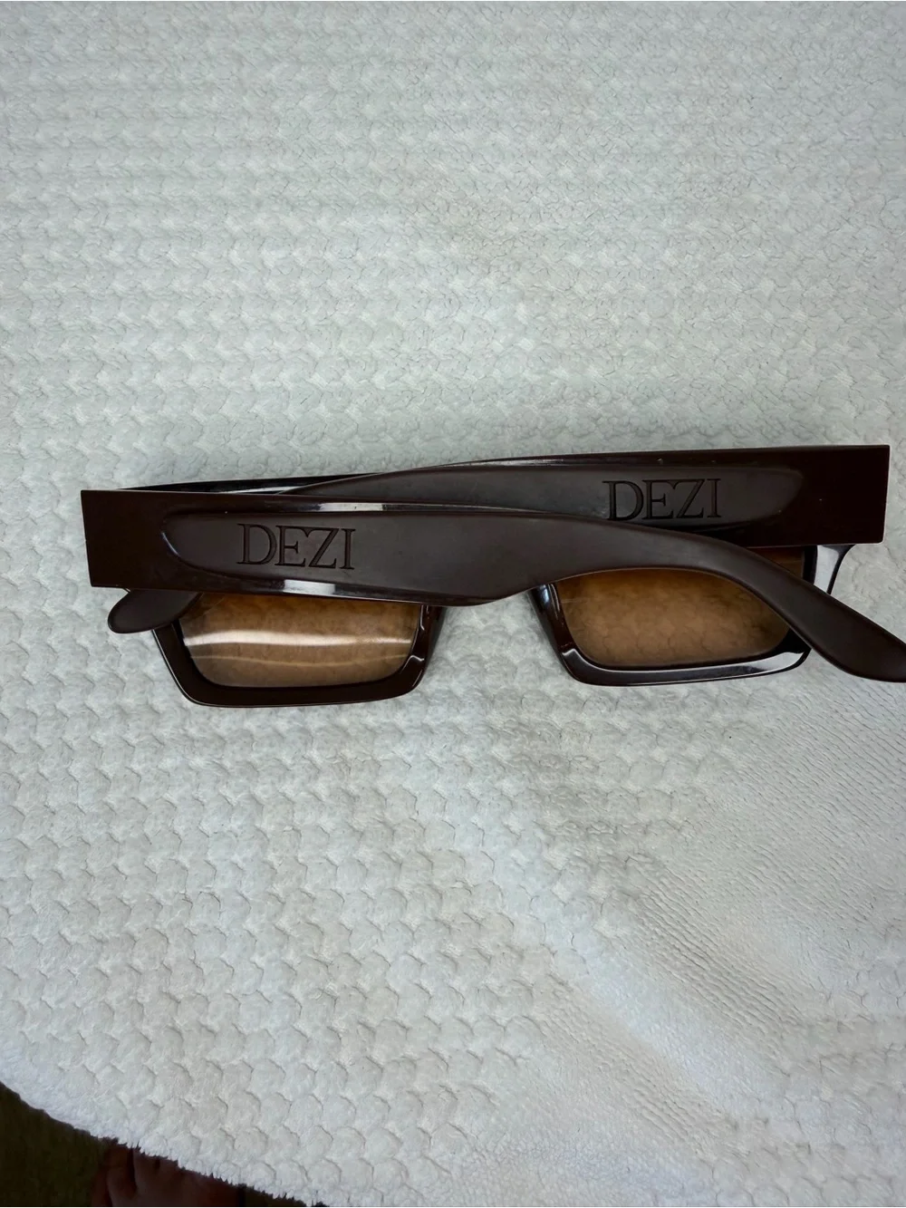 DEZI Slick Brown Rectangular Sunglasses woman’s brown frame gradient lenses